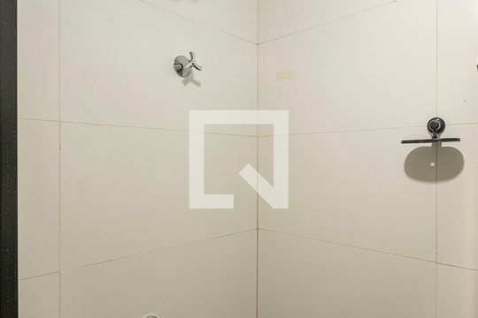 Banheiro de kitnet/studio para alugar com 1 quarto, 26m² em Cerqueira César, São Paulo