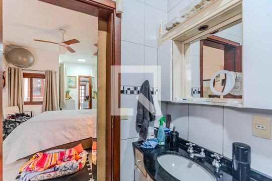 Banheiro de casa à venda com 1 quarto, 120m² em Menino Deus, Porto Alegre