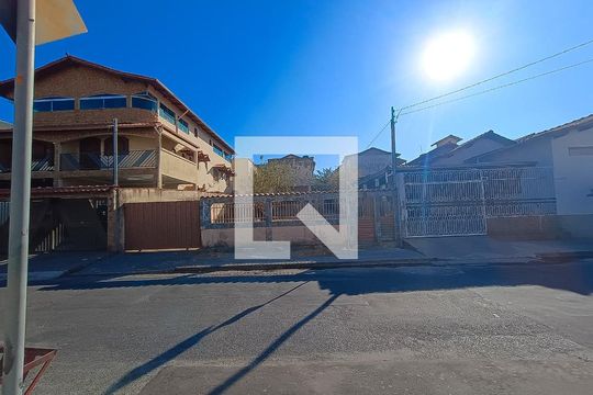 Fachada  de casa à venda com 2 quartos, 95m² em Novo Riacho, Contagem