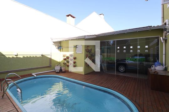 Área Externa de casa à venda com 3 quartos, 140m² em Igara, Canoas