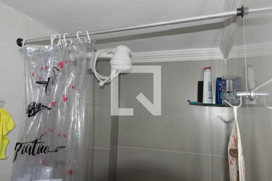Banheiro de kitnet/studio para alugar com 1 quarto, 30m² em Parque Duque, Duque de Caxias