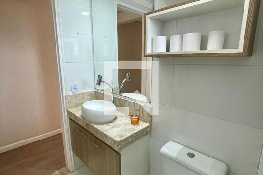 Banheiro de apartamento para alugar com 2 quartos, 54m² em Loteamento Parque Industrial, Jundiaí