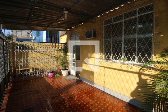 Garagem e Quintal de casa à venda com 2 quartos, 90m² em Penha Circular, Rio de Janeiro