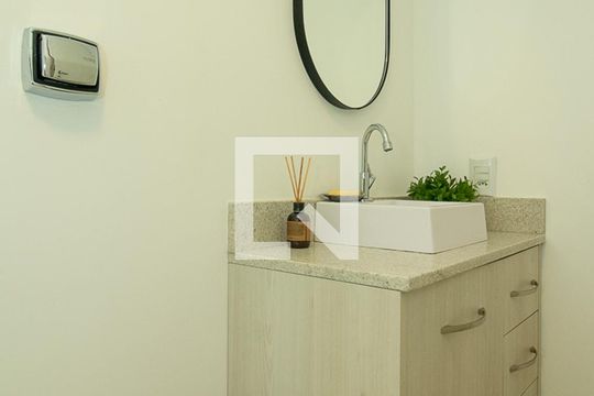 Banheiro de apartamento à venda com 1 quarto, 38m² em Centro Histórico, Porto Alegre
