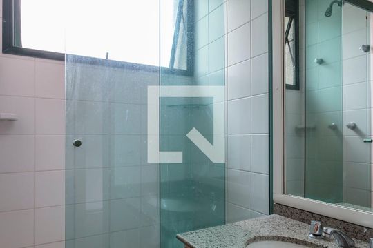 Banheiro do Quarto 2 de apartamento para alugar com 3 quartos, 126m² em Moema, São Paulo