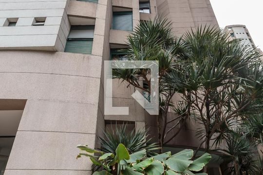 Fachada do bloco de apartamento para alugar com 3 quartos, 126m² em Moema, São Paulo