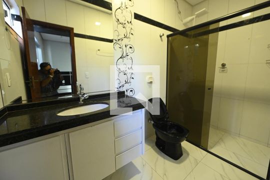 Banheiro Quarto 1 de casa à venda com 3 quartos, 243m² em Parque Anhangüera, Goiânia