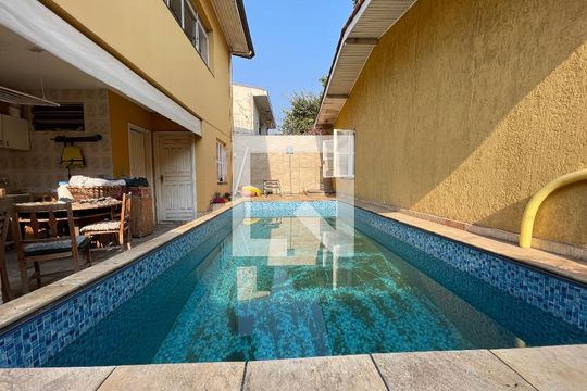 Piscina de casa à venda com 5 quartos, 300m² em Jardim Jussara, São Paulo