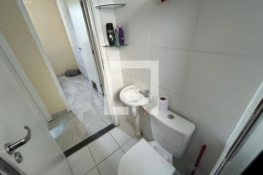 Banheiro de apartamento para alugar com 2 quartos, 40m² em Cascadura, Rio de Janeiro