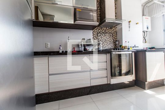Cozinha de apartamento para alugar com 2 quartos, 57m² em Votupoca, Barueri