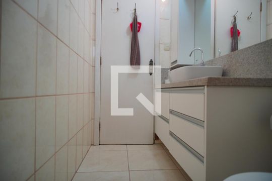 Banheiro Corredor de apartamento à venda com 3 quartos, 81m² em Rio Branco, Porto Alegre