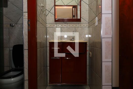 Banheiro de apartamento para alugar com 2 quartos, 56m² em Conjunto Residencial José Bonifácio, São Paulo