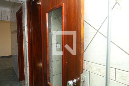 Banheiro de apartamento para alugar com 2 quartos, 56m² em Conjunto Residencial José Bonifácio, São Paulo