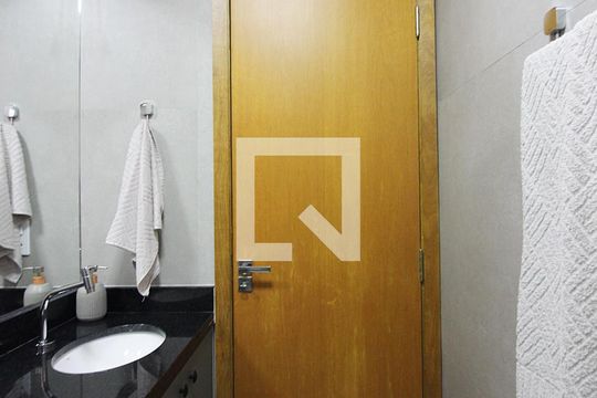 Banheiro Social de kitnet/studio para alugar com 1 quarto, 20m² em Centro, São Bernardo do Campo