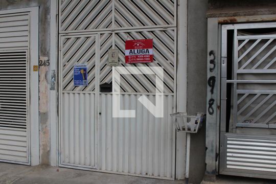 Fachada de casa para alugar com 1 quarto, 50m² em Jardim Vila Carrão, São Paulo