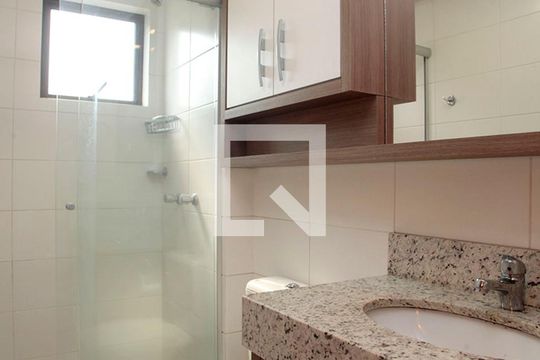 Banheiro de apartamento para alugar com 1 quarto, 51m² em Petrópolis, Porto Alegre