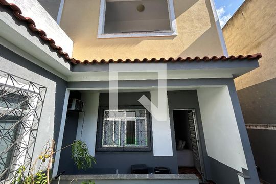 Fachada frente de casa à venda com 3 quartos, 180m² em Praça Seca, Rio de Janeiro