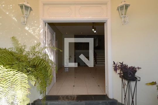 Entrada de casa à venda com 4 quartos, 747m² em Interlagos, São Paulo
