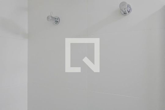 Banheiro de kitnet/studio para alugar com 1 quarto, 28m² em Sumaré, São Paulo