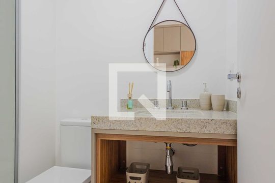 Banheiro de kitnet/studio para alugar com 1 quarto, 28m² em Sumaré, São Paulo