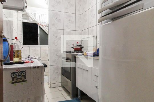 Cozinha de apartamento à venda com 2 quartos, 52m² em Vila Carmosina, São Paulo