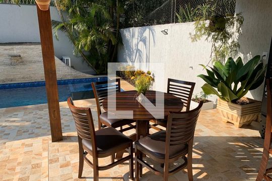 Casa à venda com 5 quartos, 248m² em Santo Amaro, São Paulo