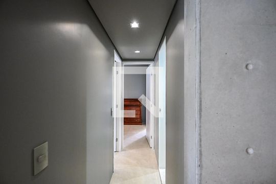 Corredor de apartamento para alugar com 2 quartos, 75m² em Jardim Fonte do Morumbi, São Paulo