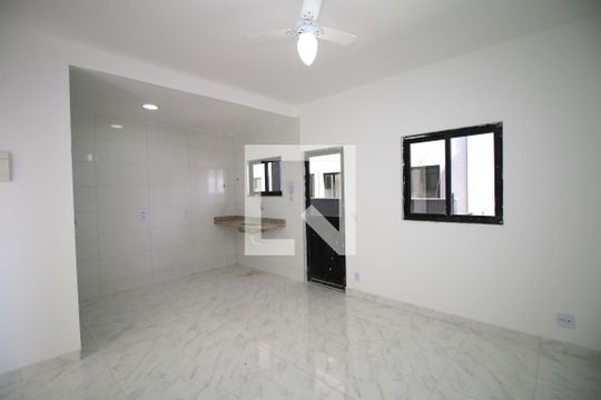 Sala de apartamento para alugar com 1 quarto, 35m² em Olaria, Rio de Janeiro