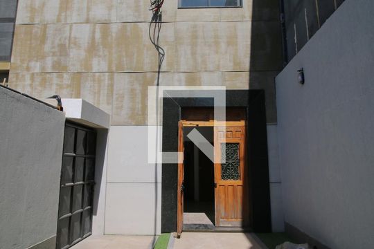 Fachada e portaria de apartamento para alugar com 1 quarto, 35m² em Olaria, Rio de Janeiro