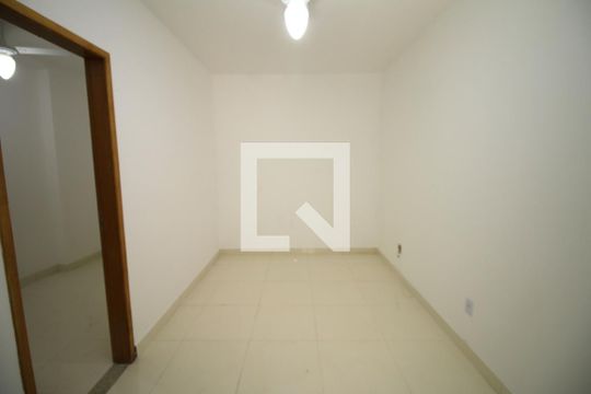 Sala de apartamento para alugar com 1 quarto, 32m² em Olaria, Rio de Janeiro