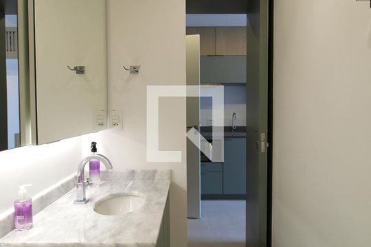 Banheiro de kitnet/studio para alugar com 1 quarto, 27m² em Vila Nova Conceição, São Paulo