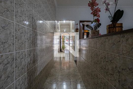corredor de acesso para a garagem de casa à venda com 3 quartos, 137m² em Vila Brasilina, São Paulo