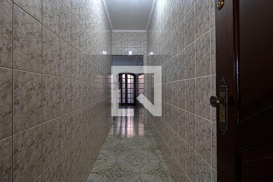 corredor de acesso para a garagem de casa à venda com 3 quartos, 137m² em Vila Brasilina, São Paulo