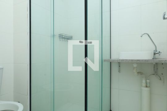 Banheiro de apartamento para alugar com 1 quarto, 27m² em Conjunto Residencial José Bonifácio, São Paulo