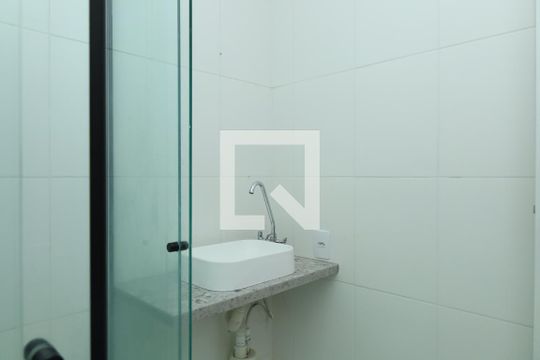 Banheiro de apartamento para alugar com 1 quarto, 27m² em Conjunto Residencial José Bonifácio, São Paulo