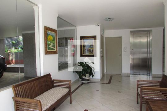 Hall de acesso de apartamento para alugar com 2 quartos, 71m² em Jardim Londrina, São Paulo