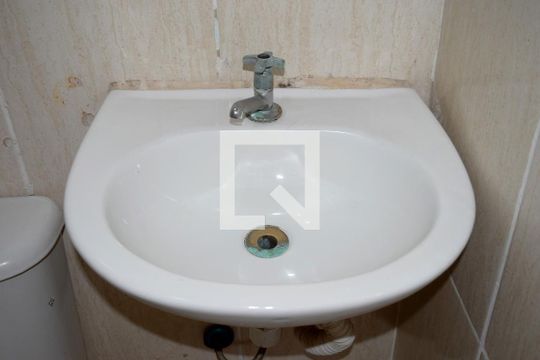 Banheiro de kitnet/studio para alugar com 1 quarto, 50m² em Vila Romana, São Paulo