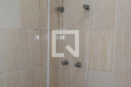 Banheiro de kitnet/studio para alugar com 1 quarto, 50m² em Vila Romana, São Paulo