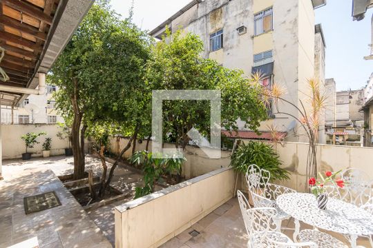 Quintal de apartamento à venda com 2 quartos, 146m² em Olaria, Rio de Janeiro