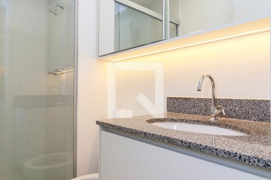 Banheiro de kitnet/studio para alugar com 1 quarto, 25m² em Santo Amaro, São Paulo