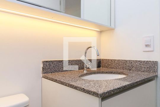 Banheiro de kitnet/studio para alugar com 1 quarto, 25m² em Santo Amaro, São Paulo