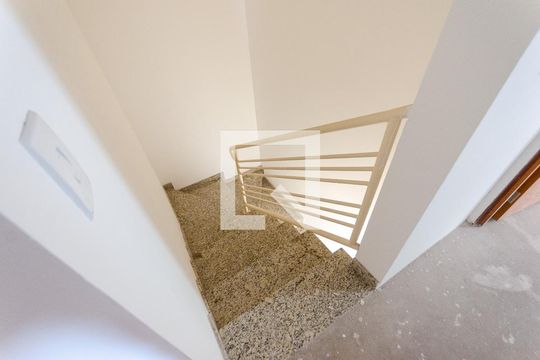Escada de casa de condomínio à venda com 2 quartos, 98m² em Vila Pereira Barreto, São Paulo