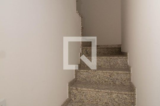 Escada de casa de condomínio à venda com 2 quartos, 94m² em Vila Pereira Barreto, São Paulo