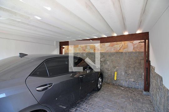 Garagem de casa à venda com 3 quartos, 202m² em Nova Petrópolis, São Bernardo do Campo