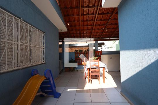 Quintal de casa à venda com 4 quartos, 220m² em Vila Tolstoi, São Paulo
