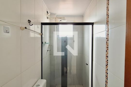 Banheiro suíte de apartamento para alugar com 2 quartos, 8m² em Maracanã, Praia Grande