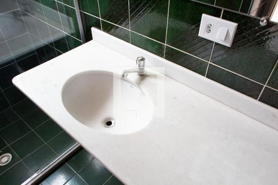 Banheiro de apartamento à venda com 1 quarto, 51m² em Centro, Campinas