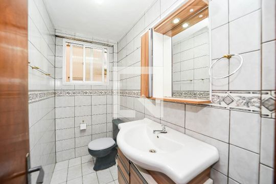 Banheiro de apartamento à venda com 2 quartos, 50m² em Passo da Areia, Porto Alegre