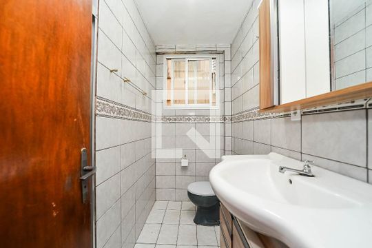 Banheiro de apartamento à venda com 2 quartos, 50m² em Passo da Areia, Porto Alegre