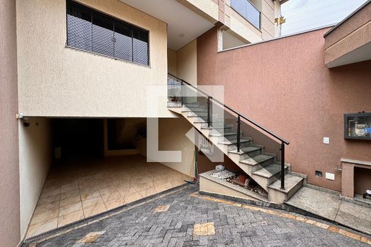 Garagem de casa à venda com 3 quartos, 212m² em Parque das Nações, Santo André